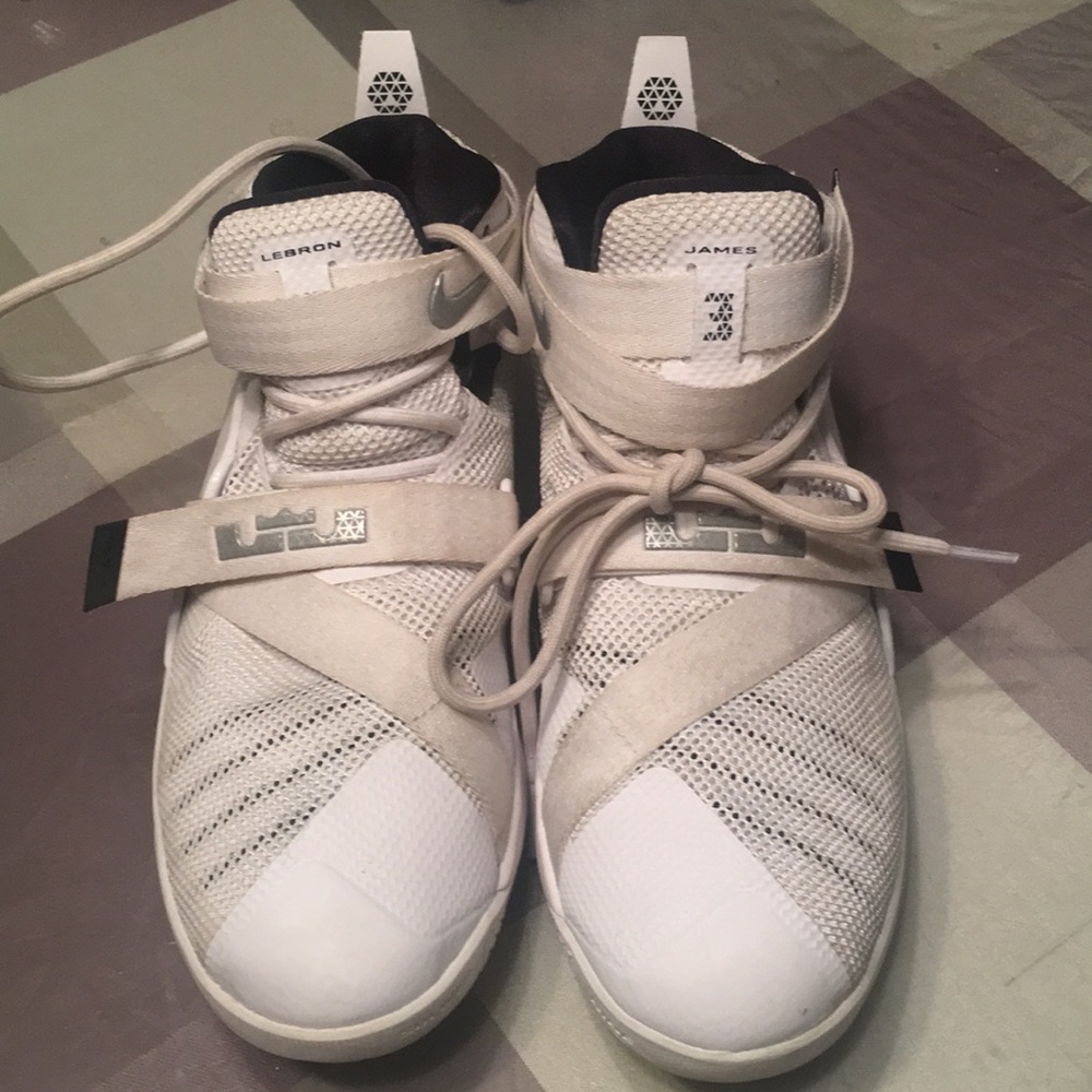 Nike Lebron James Basketball Sneakers size 7Y/8.5W